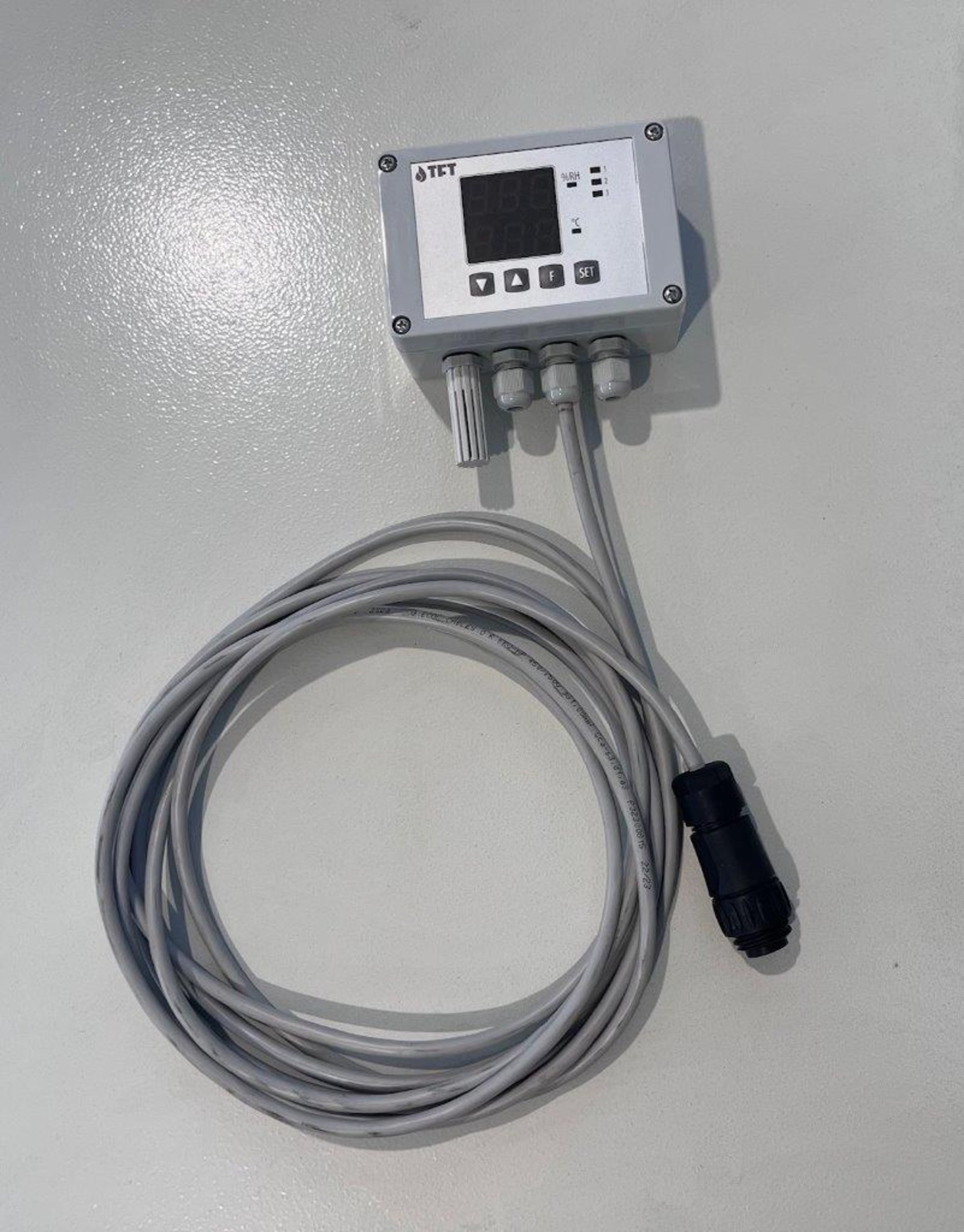 Elektronisk veggmontert hygrostat/termostat med integrert føler
