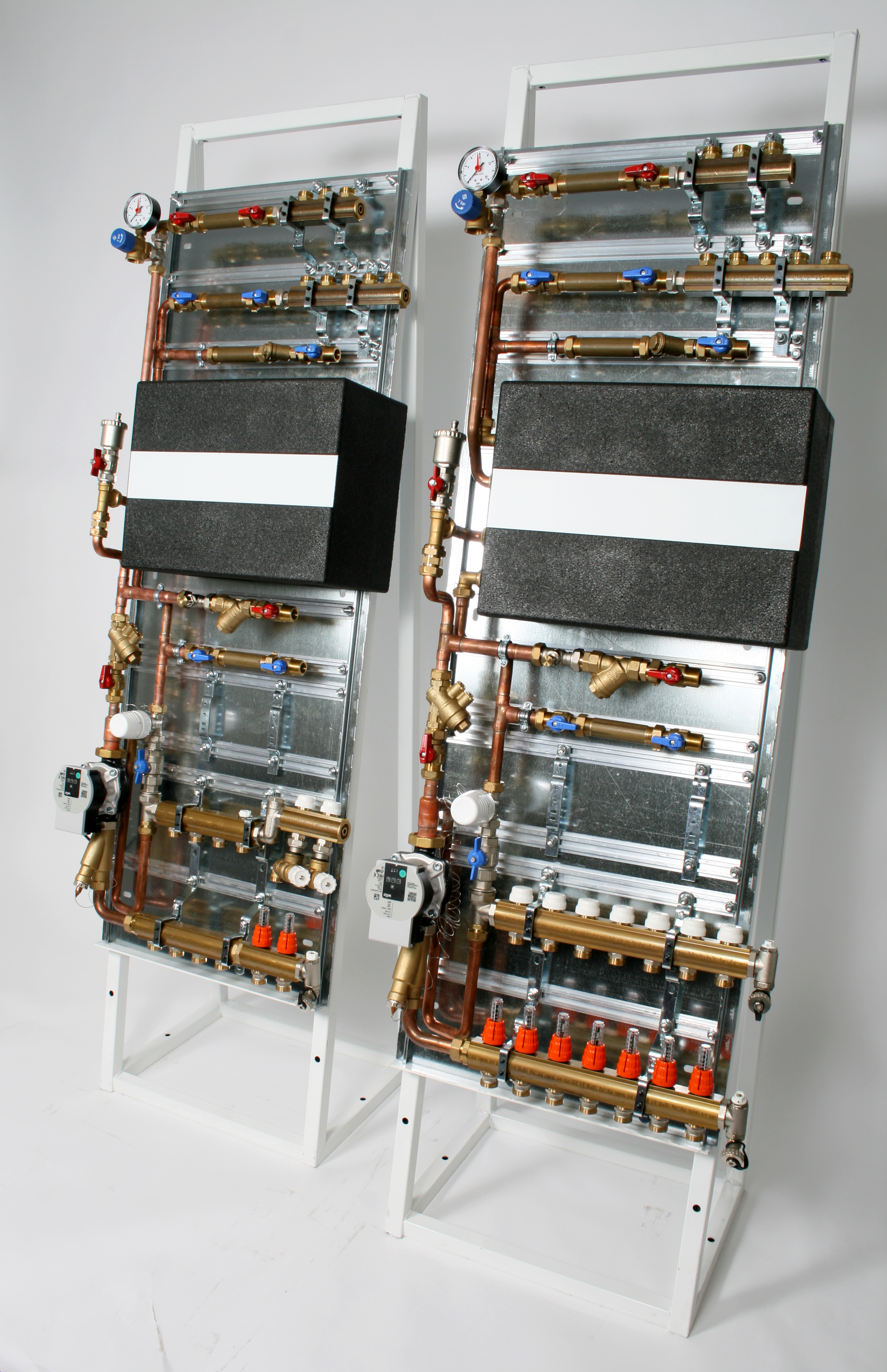 Ivar fjernvarmeskap radiator og gulvvarme.jpg