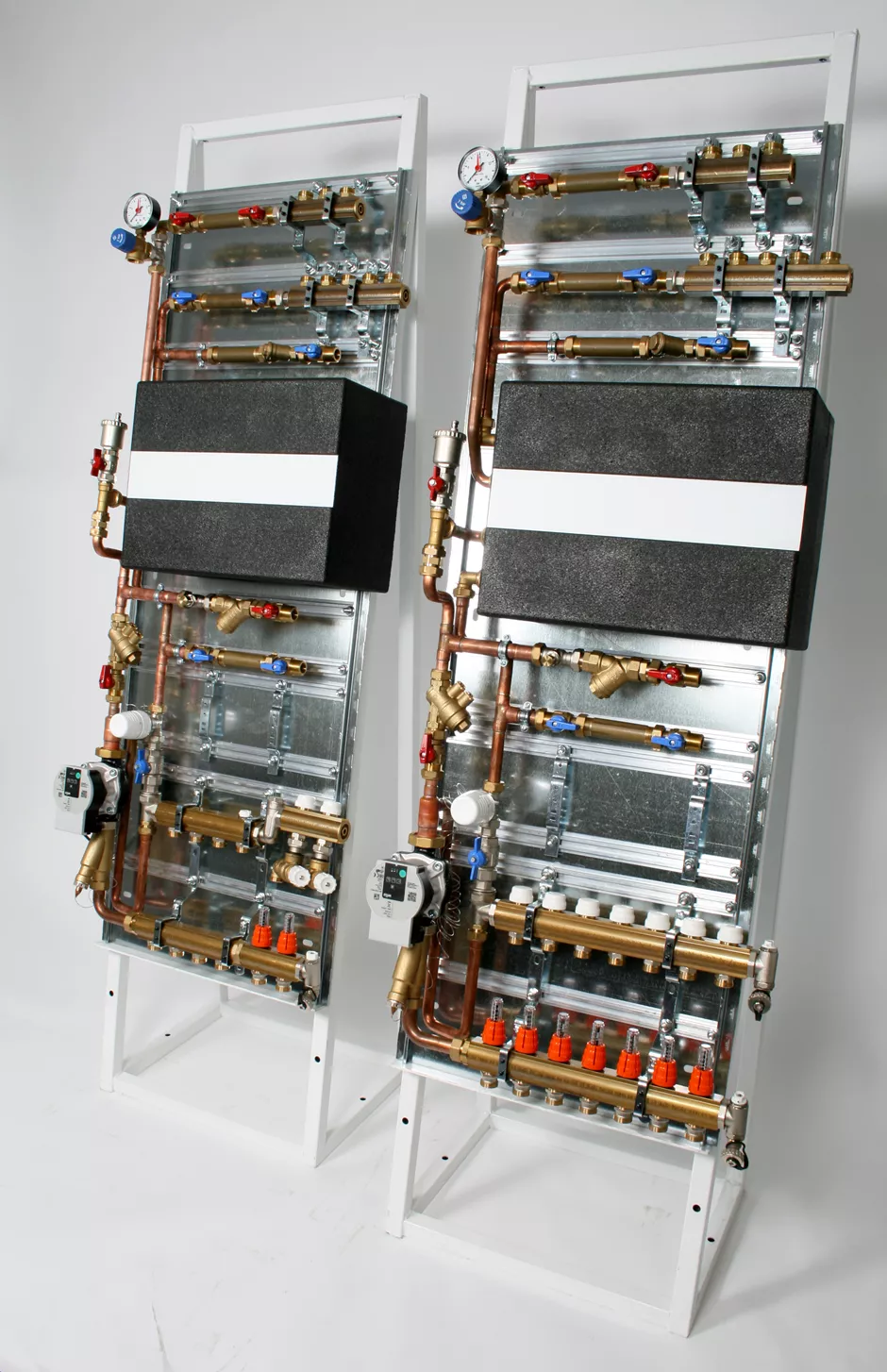 Ivar fjernvarmeskap radiator og gulvvarme.jpg