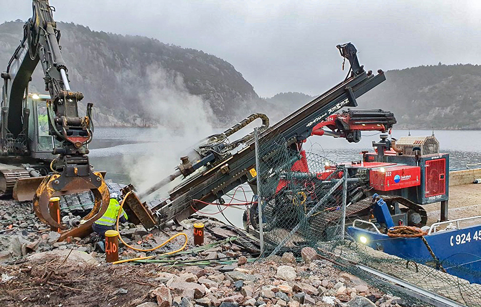 Mandal-havn-boring-fra-lekter.jpg