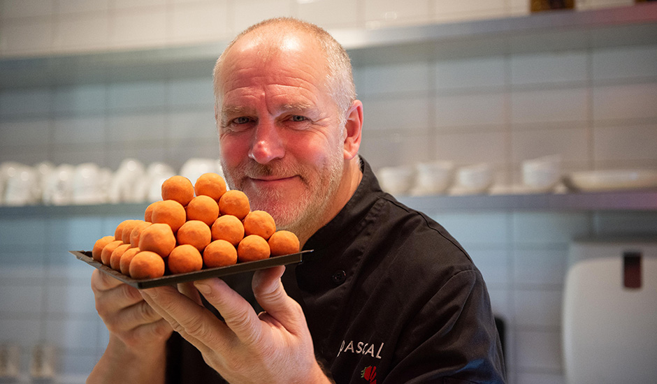 Pascal-med-konfekt.jpg